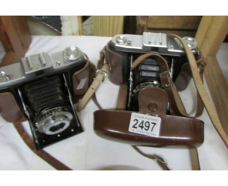 A Ziess Ikon 'Prontor' SVS camera and a Ziess Ikon 'Velio' camera, both with cases, untested.
