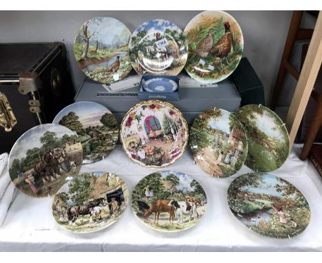 A quantity of collector's plates including Wedgwood, Worcester &amp; Royal Doulton