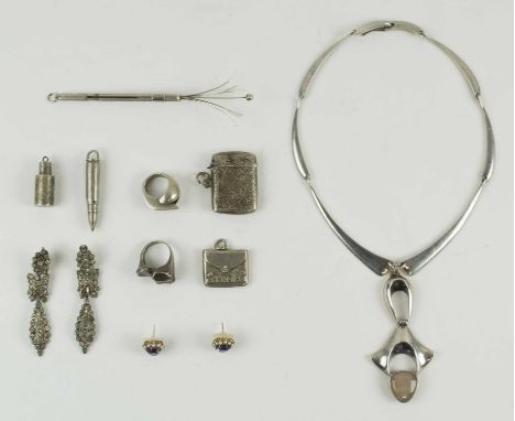 A COLLECTION, including a pair of amethyst gold and cultured pearl earstuds, a pair of antique paste and silver earpendants, 