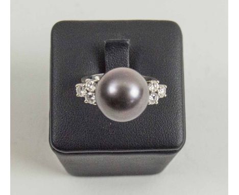 A SOUTHSEA BLACK CULTURED PEARL AND BRILLIANT DIAMOND DRESS RING, mounted in 18 carat white gold French control marks size L1