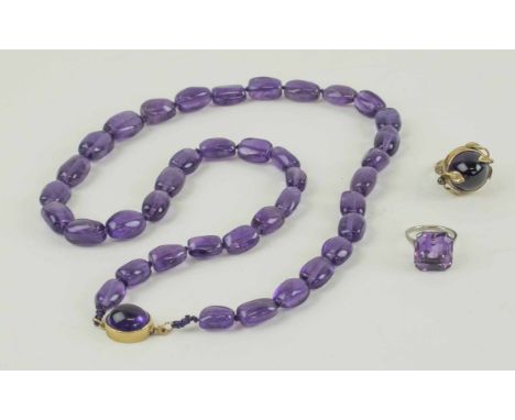 AMETHYST AND GOLD NECKLACE, and two amethyst dress rings. (3)