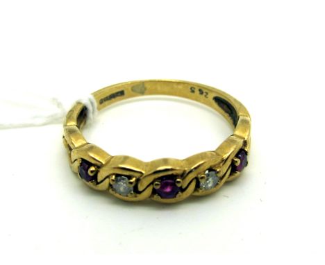 A 9ct Gold Ruby and Diamond Set Ring, alternately set within curb link style setting (finger size M) (2.1grams). [802572]