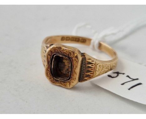 A antique mourning ring no locket 15ct gold size R 2.9 gms