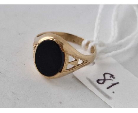 A onyx signet ring 9ct size L 1.7 gms