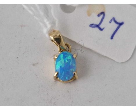 A opal pendant 14ct gold