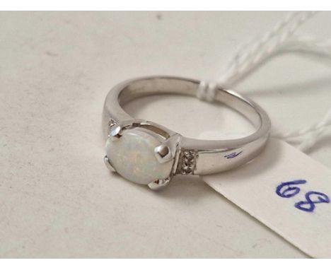 A white gold opal ring 9ct size N 2.7 gms