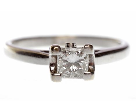 EIGHTEEN CARAT WHITE GOLD DIAMOND SOLITAIRE RINGset with a princess cut diamond of approximately 0.40 carats, with a diamond 