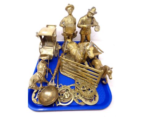 A tray of assorted brass ornaments, horse and cart, accordion and fiddle player, brass ladle, horse brasses etc 