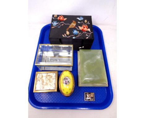 A tray containing six assorted jewellery and pill boxes including onyx and glass examples.