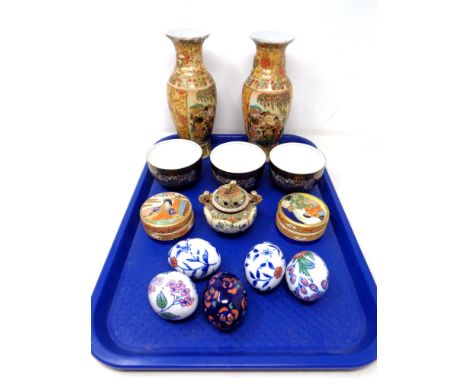 A tray containing five hand painted ceramic eggs together with Japanese finger bowls, lidded pots, a pair of vases depicting 