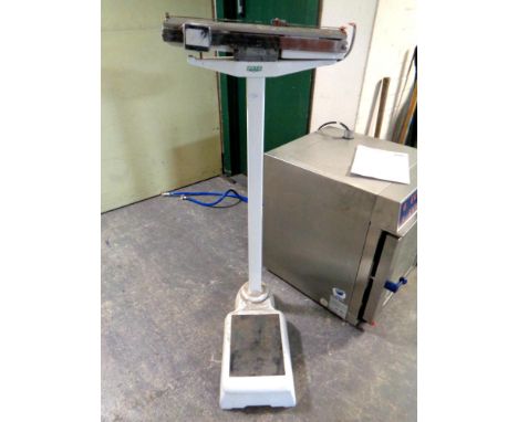 A set of 20th century Avery enamelled doctor's scales.