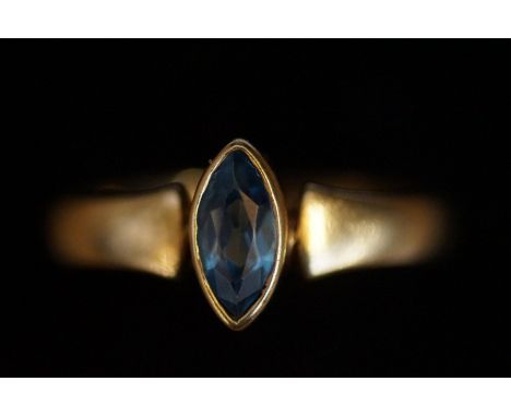 9ct Gold ring set with aquamarine stone Size Q Weight 3.5g