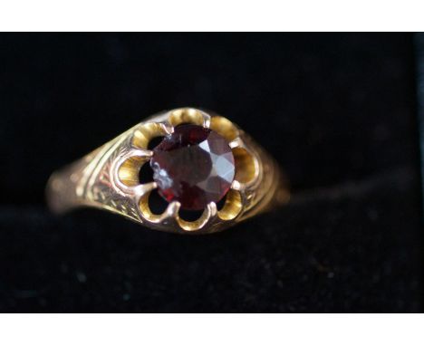 9ct Gold ring set with garnets Size O 