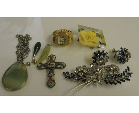 A quantity of jewellery to inc a 9ct crucifix, jade pendant,Wwtch ring, hardstone pendant and diamante brooch and earrings