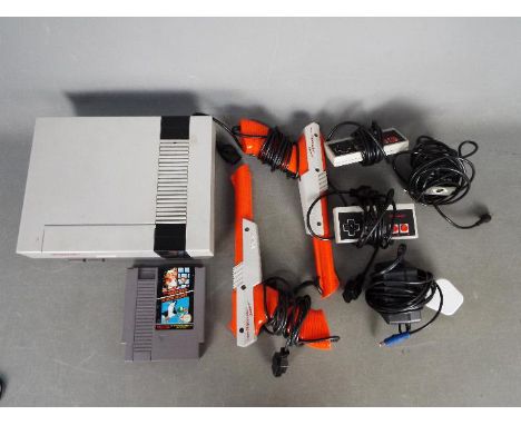 Nintendo - Vintage 1985 Nintendo NES games console with 2 controllers, 2 zappers, leads and power pack. Includes Super Mario 