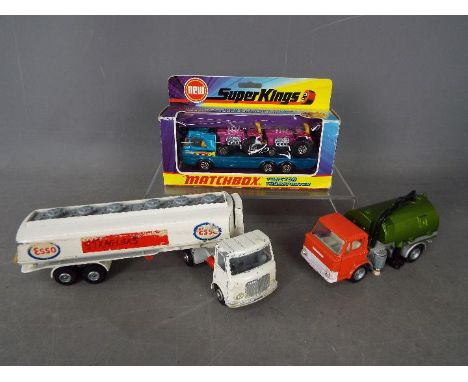 Dinky Toys, Matchbox - A boxed Matchbox Super kings and two unv=boxed Dinky Toys. Lot consists of Matchbox Super Kings K21 Tr