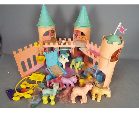 Hasbro - My Little Pony - Vintage 1984 Hasbro My Little Pony Dream Castle with some accessories and 8 ponies. Including ponie