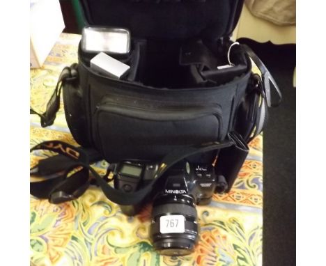 A MINOLTA 35MM CAMERA WITH LENSE, FLASH GUN &amp; CARRYING CASE