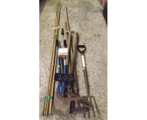 QTY OF LONG HANDLED GARDEN TOOLS, TRIMMER'S &amp; BAMBOO GROWING CANES        