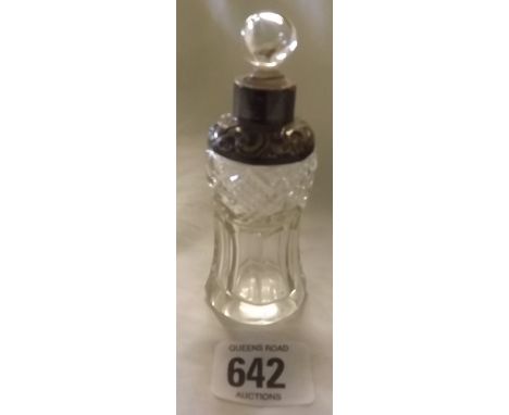 A SILVER MOUNTED SCENT BOTTLE &amp; STOPPER - LONDON 1910. 4" LONG 