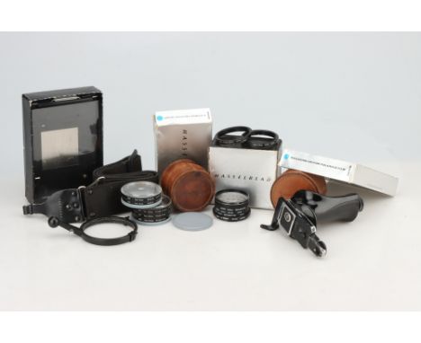 A Selection of Hasselblad Accessories, to include a boxed Magazine 100 for Polaroid Film 30198, a boxed Quick-Focusing Handle
