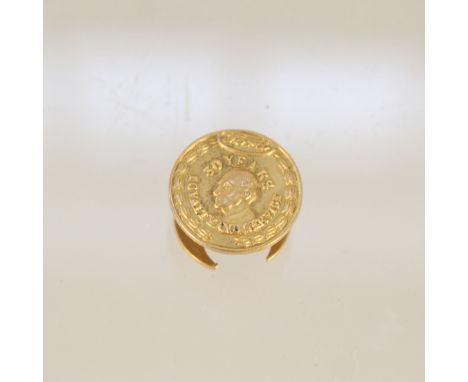 A 9ct gold Ford 30 Years of Service and Loyalty button stud