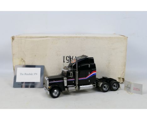 Franklin Mint - A boxed 1:32 scale Franklin Mint 'The Peterbilt 379' diecast model truck. The truck shows dusty signs of disp