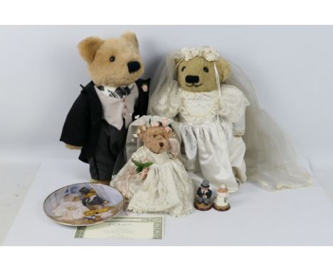 Franklin mint wedding bears - A selection of Franklin Mint themed Items to include a bride and groom on stands. Assumed Frank