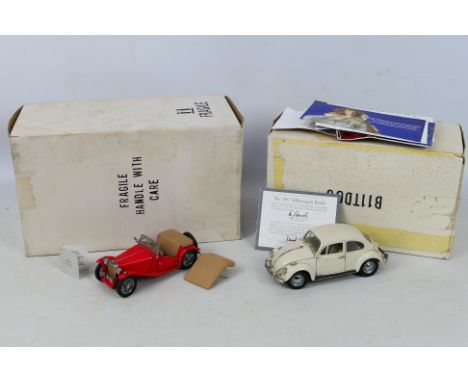 Franklin Mint - Two boxed 1:24 scale Franklin Mint diecast models. Lot consists of a 1967 Volkswagen Beetle, with Franklin Mi