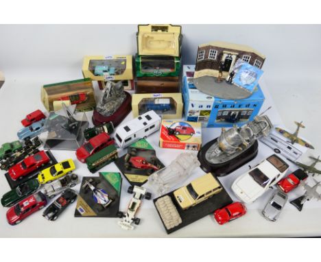 Corgi - Del Prado - Vitesse - Others - A mixed lot of predominately unboxed of diecast and decorative vehicles in various sca