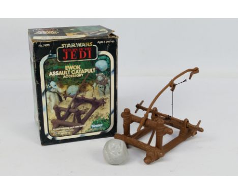 Kenner - Star Wars - Return Of The Jedi - A boxed Ewok Assault Catapult Accessory # 71070. The model appears Mint with boulde