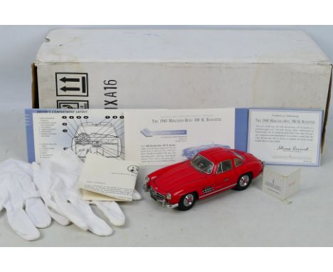 Franklin Mint - A boxed 1:24 scale Franklin Mint 1960 Mercedes Benz Gullwing diecast model car. The model shows very dusty si