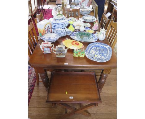 An Edwardian walnut extending dining table, with one leaf, on turned reeded legs and castors, five oak dining chairs, a butle