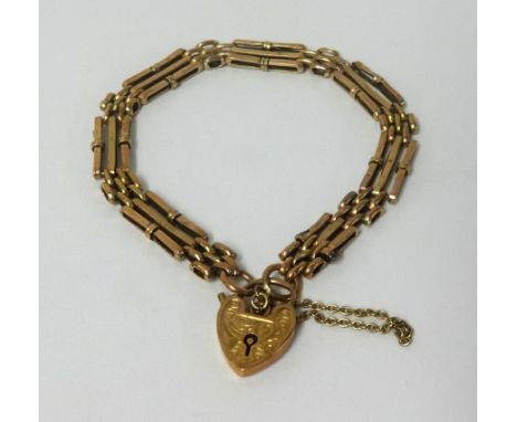 A 9ct gold gate bracelet with padlock clasp, approx 5.8gms.