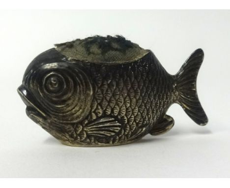 An Edwardian novelty silver fish pin cushion, by S. Mordan and Co, Chester, with scale decoration, length 3cm.