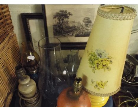 A Tray of Table Lamps, Etchings, Glass Oil Lamp Chimneys Etc.