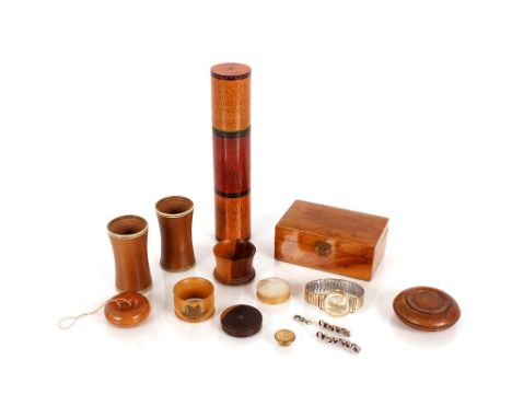 A quantity of various treen items,&nbsp;including a pair of dice shakers; small boxes; a hinged trinket box, and various cont