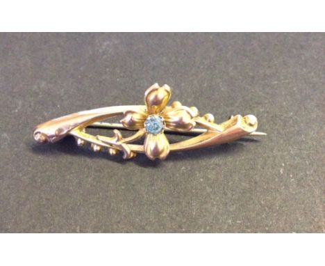 Pretty vintage 9ct gold bar brooch - rose gold with yellow gold flower and central blue stone.  Measures 4cm across, weight a
