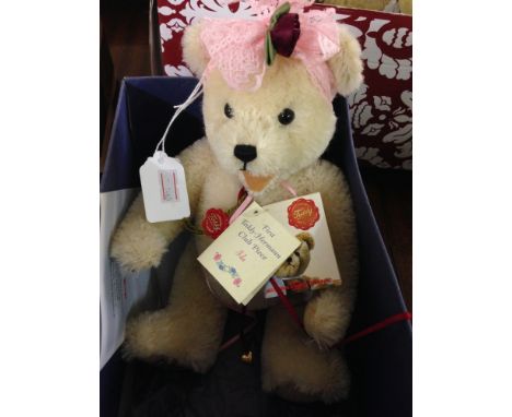 Boxed Hermann bear - First Teddy - Hermann Club Piece 'Ida' - Button to head. Excellent condition 2000.