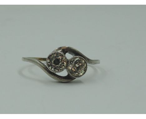 A lady's dress ring having a duo of spinels in collared mounts to cross over shoulders on a yellow metal loop stamped 9ct, si