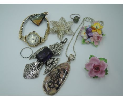 A small selection of vintage costume jewellery including silver filligree flower brooch, pink agate pendant in white metal mo