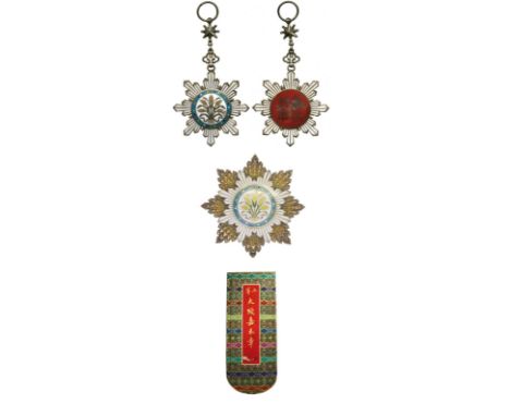 ORDERS AND DECORATIONS, 勳章, Republic 民國: Order of the Golden Grain 嘉禾勳章, Second Class Set of of Insignia, comprising sash bad