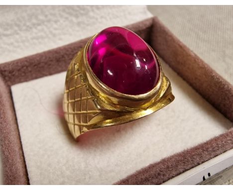 18ct Gold &amp; Red Synthetic Ruby Stone Dress Ring - 8.95g, size U