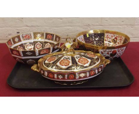 Imari Lidded tureen, sucrier and two bowls decorated in a Crown Derby Style. Condition report: see terms and conditions