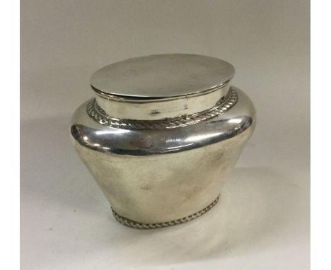 A silver tea caddy with hinged lid. Birmingham 1911. Approx. 111 grams. Est. £100 - £150.