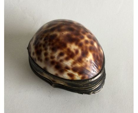 A large silver gilt snuff box in the form of a shell. Approx. 113 grams. Est. £50 - £80.