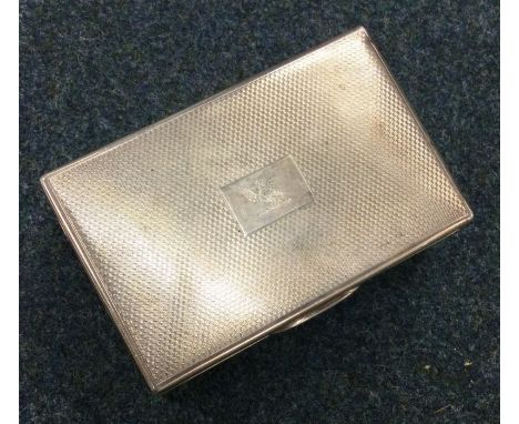 An engine turned silver cigar box. London 1926. By Richard Comyns. Approx. 432 grams. Est. £250 - £300.