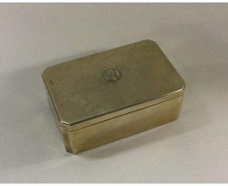 A heavy silver gilt snuff box with lift-off cover. Approx. 125 grams. Est. £80 - £120.