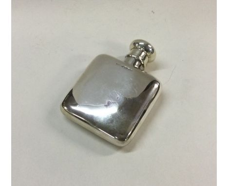 A silver flask with screw-on lid. Birmingham 1919. Approx. 58 grams. Est. £120 - £150.