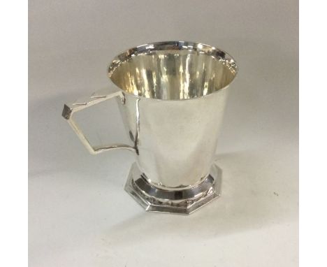A heavy silver mug. London 1932. By R E Stone. Approx. 194 grams. Est. £300 - £400.